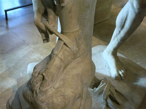 hermes che si slaccia un sandalo